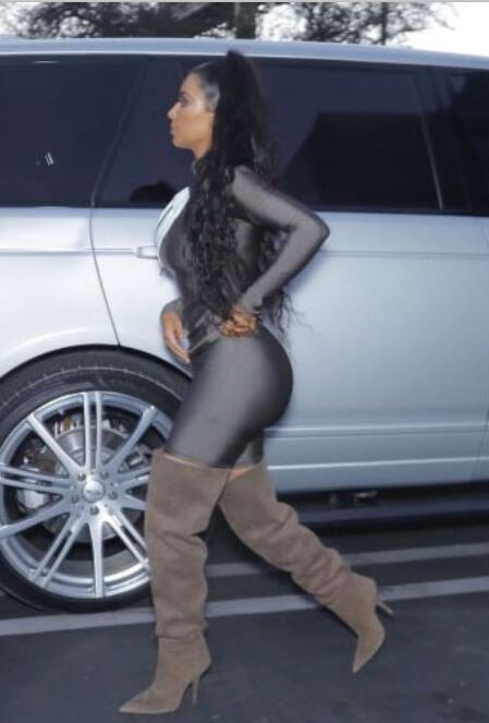 外国小姐姐穿紧身衣裹出凹凸有致身材曲线，十分火辣