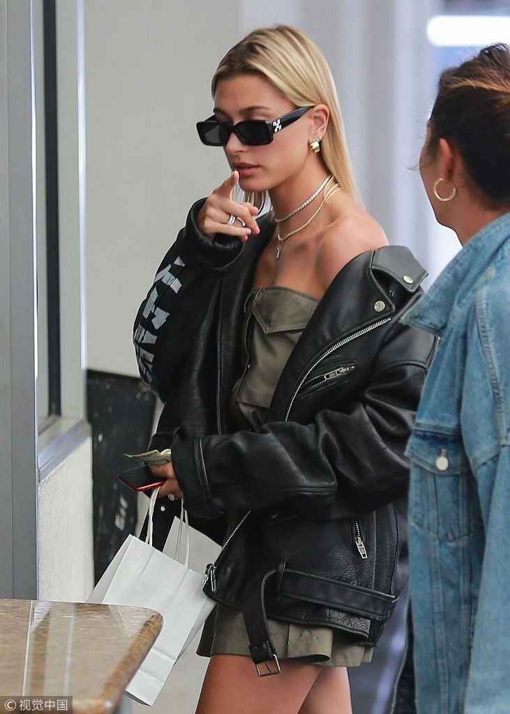 生病or怀孕?海莉独自看医生霸气指狗仔 性感秀美肌被曝与比伯明