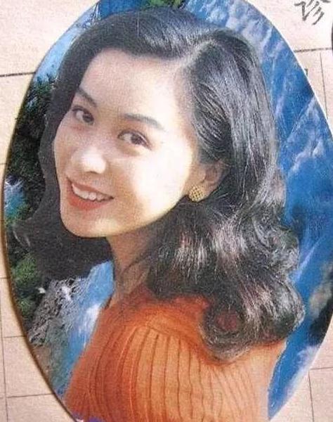 53岁刘嘉玲穿渔网袜戴夸张耳环出席活动，化妆师亮了