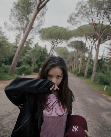 当88年的倪妮撞衫94年的郑秀晶，你更爱哪一款？