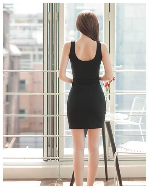 百看不厌的打底裤，小姐姐勾勒出完美曲线，非常的吸睛！