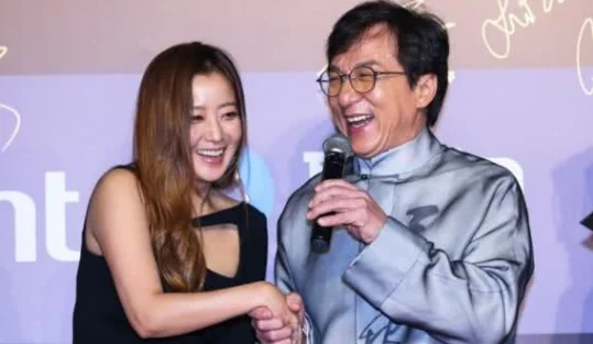 威尼斯人官网:5年前范冰冰和成龙酒桌下的小动作意外曝光 威尼斯人官网:5年前范冰冰和成龙酒桌下的小动作意外曝光