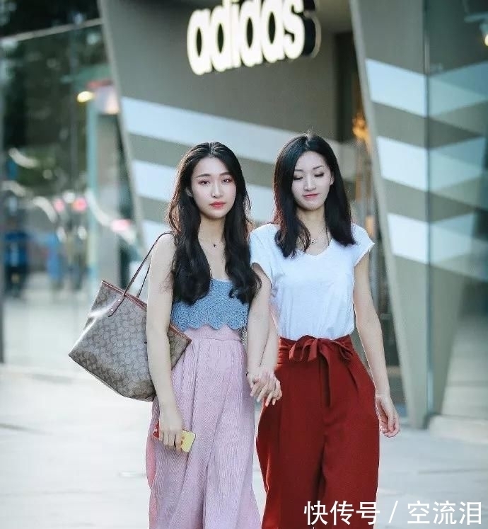 美女|街拍打底裤美女,彰显女人精致优雅气质,散发时尚气场