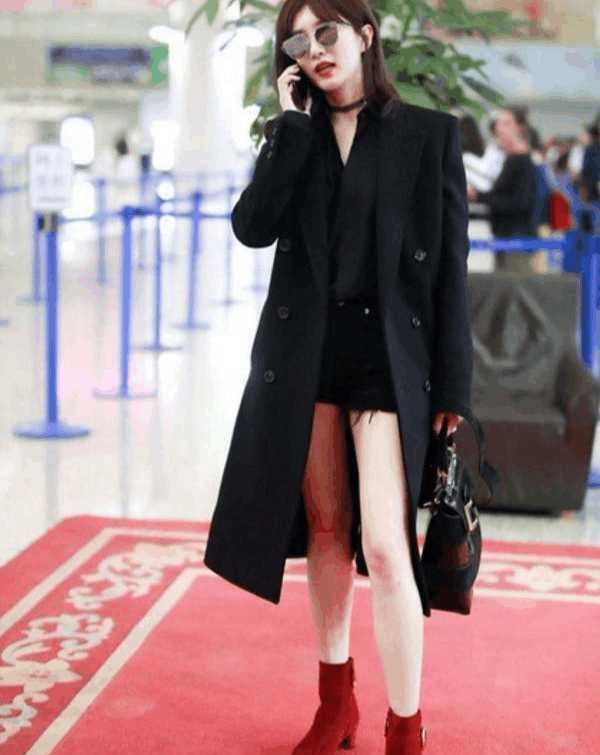 江疏影衣品惊人，上半身搭配似泳衣，网友：好身材，秀出来