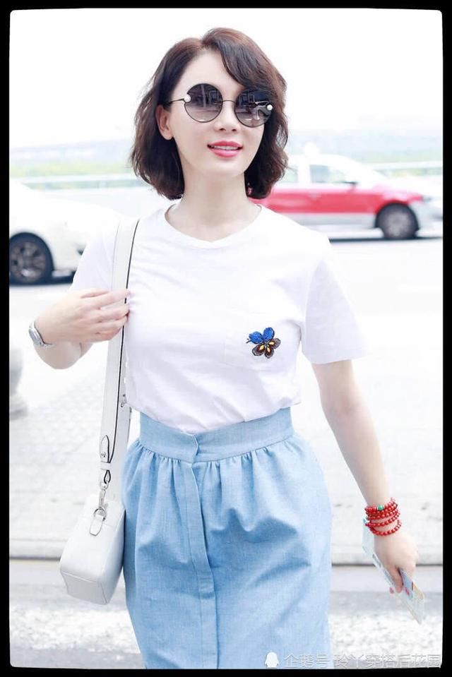 41岁陈数裙子这么紧还塞得进T恤？网友：腰围一尺五？