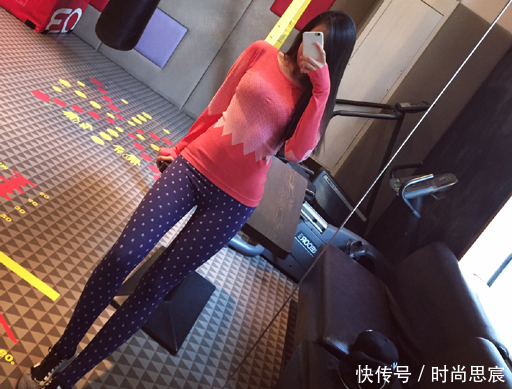 紧身打底裤：甜美可爱的装扮，显得身材特别苗条！