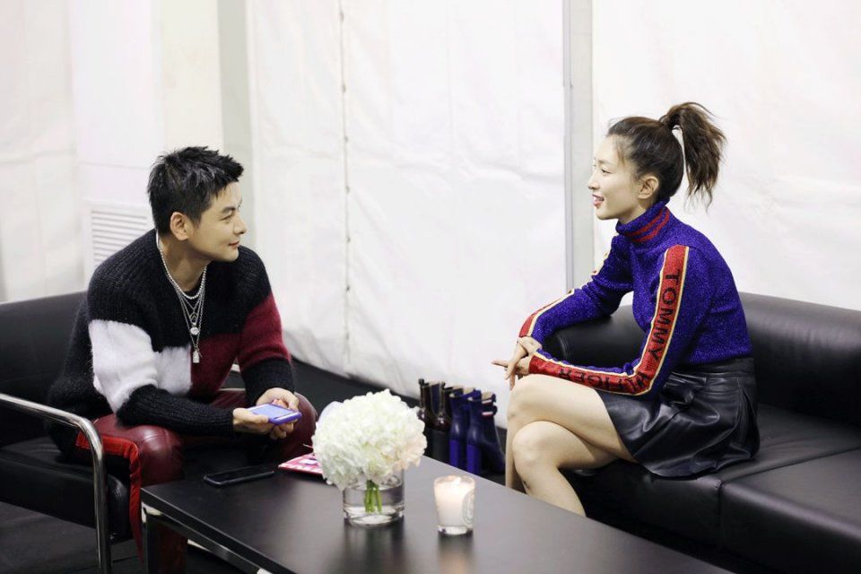 看热闹 | 这些人跑到黄浦江边比谁钻石大，你猜比伯嫂的排第几?