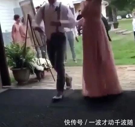 『实力』外国伴郎实力抢镜,入场中途耍酷劈叉结果裤子破了,尴尬又搞笑