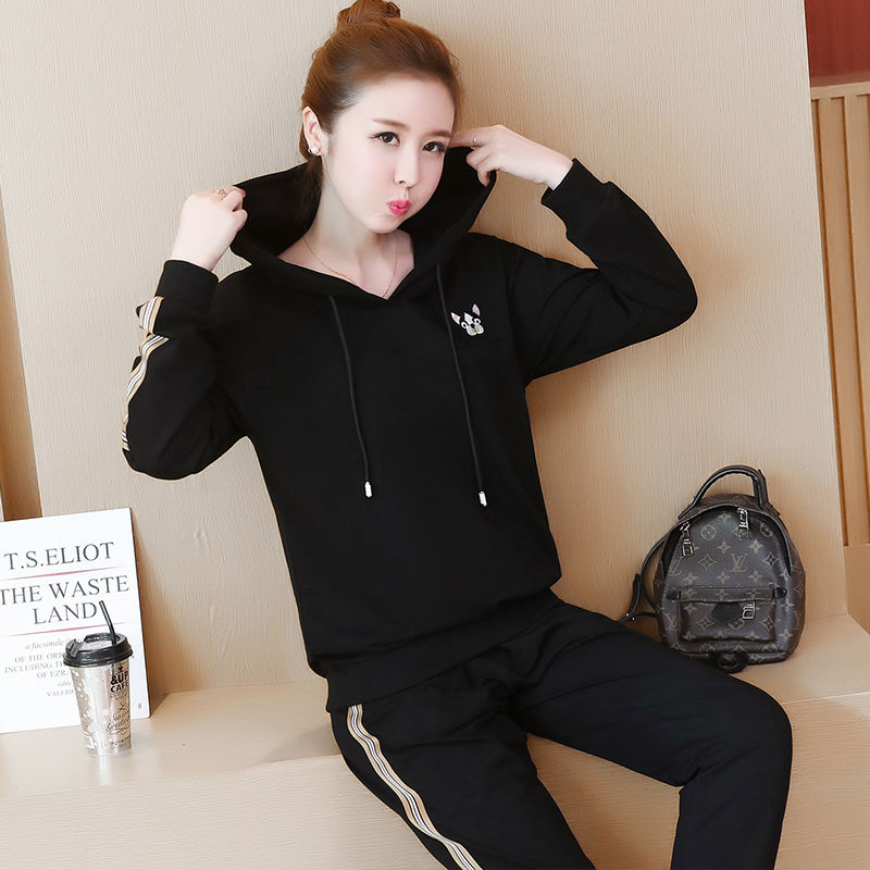今年流行的运动套装，穿上年轻15岁，上身减龄洋气美极了
