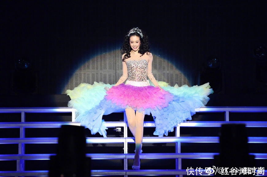 太辣眼睛了！莫文蔚花纹打底裤穿出大妈气质，网友：相信你48岁