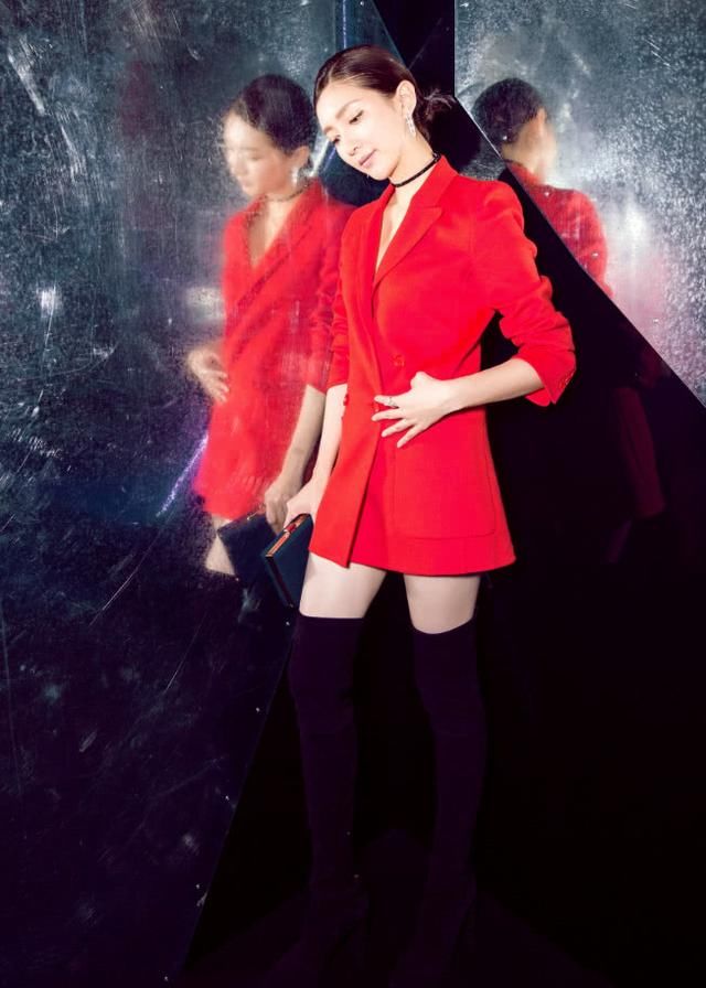 江疏影简直了，能把长筒靴穿成长筒袜，这双腿我们羡慕不来！