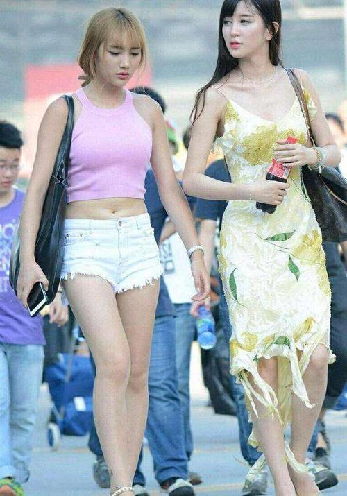 街拍美女：身穿吊带娇艳又迷人,时髦清爽 谁看了都有心动！