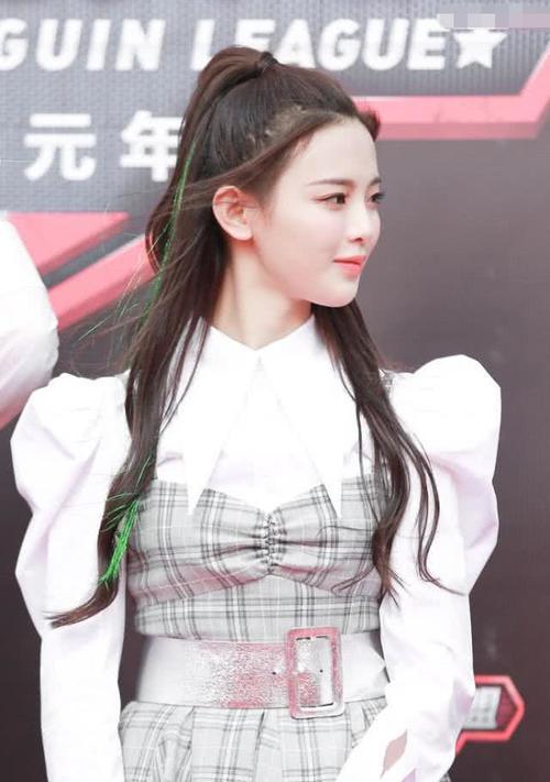 当杨超越和孟美岐同玩“下装失踪”，腿粗腿细的差距竟如此尴尬！