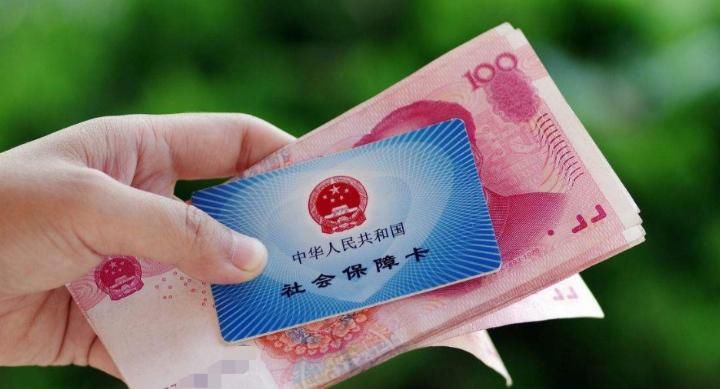 养老金迎来好消息, 按“两个数字”发, 每人每月最高可以多领230