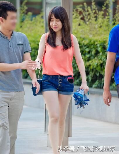 长腿白皙热裤美女街拍