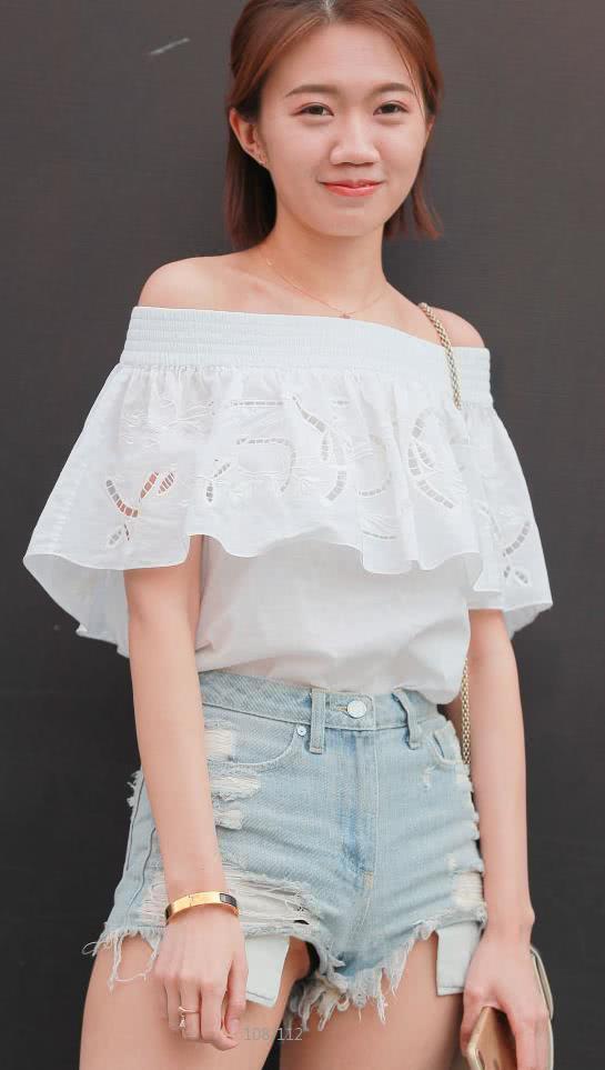 气质小姐姐一字肩花瓣裹胸展现玲珑有致，丰润的双腿很吸睛