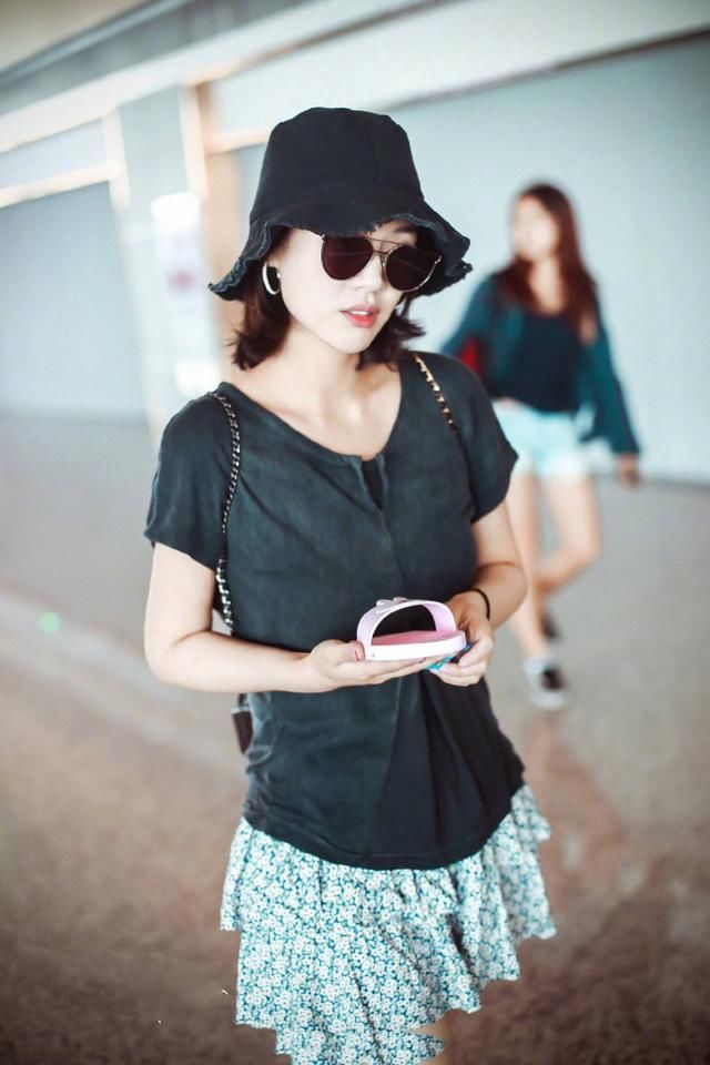 马思纯穿泳装裙现身机场，坐下后尽显美腿，网友：欧豪不知珍惜！