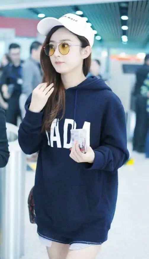 赵丽颖也玩起了下衣失踪，网友:这穿搭简直太6了!