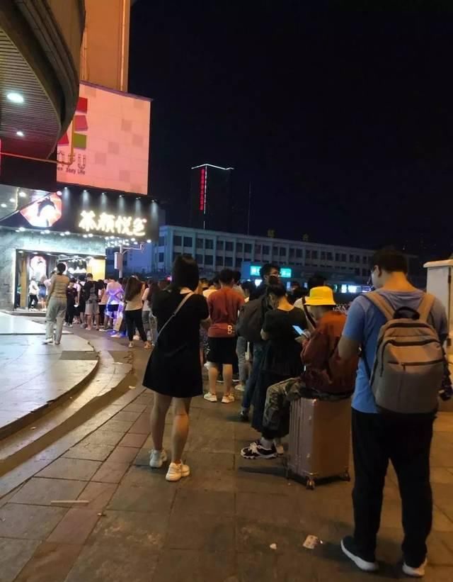 6614桌排吃饭,1180位等打车…这个国庆你堵在哪儿了?