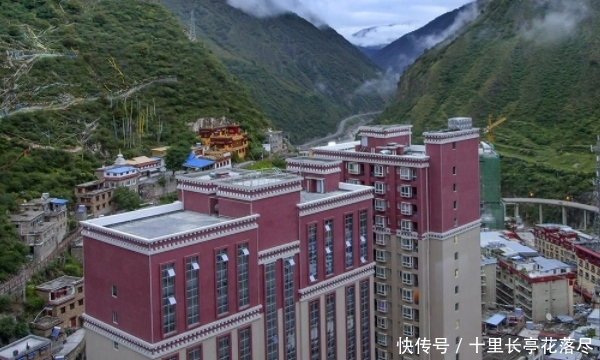 四川最独特县城，建在悬崖边上，川藏线必经之路！