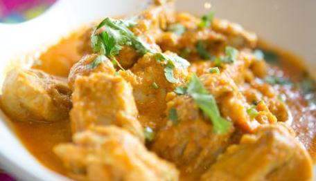 中国女生到印度旅游，吃饭消费80元，竟然遭到众人的围观