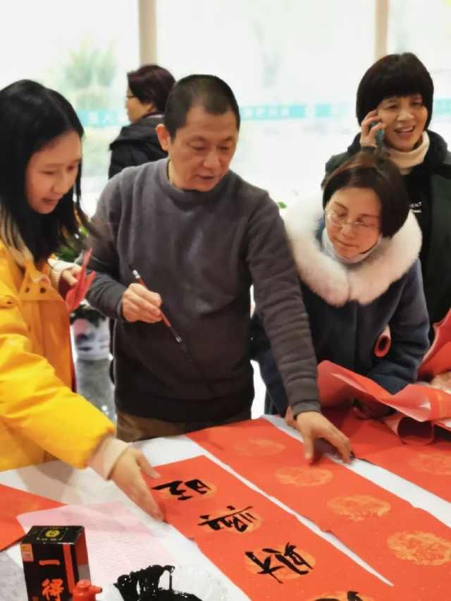  火红■火红春联，自然是散发着墨香的最好！