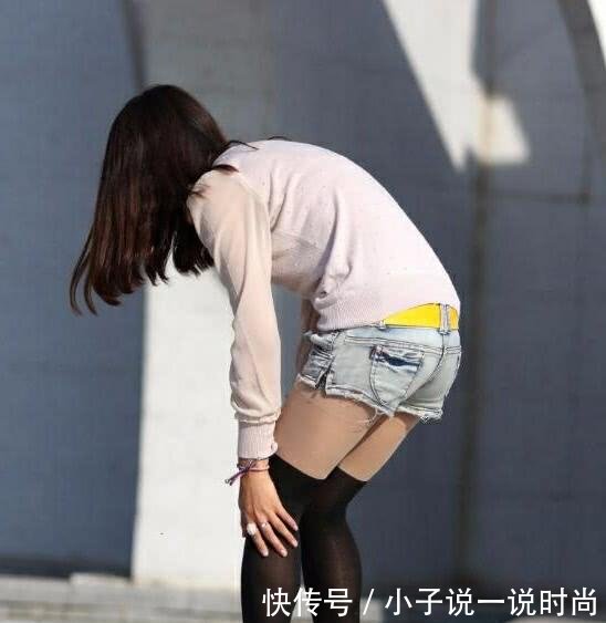 气质小姐姐紧俏的身材惹人喜爱，性感黑丝筒袜尽显小女人的魅力