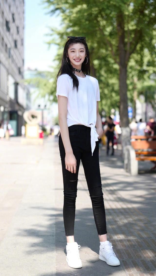 路人街拍，长的好看是一种资本，穿什么都分分钟美成女神