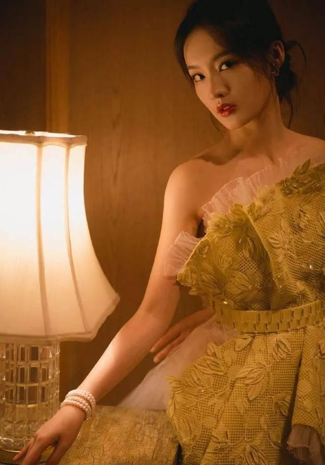 【 开叉】前凸后翘曲线太绝,李沁原来这么辣的吗?穿高开叉礼服还要大露背