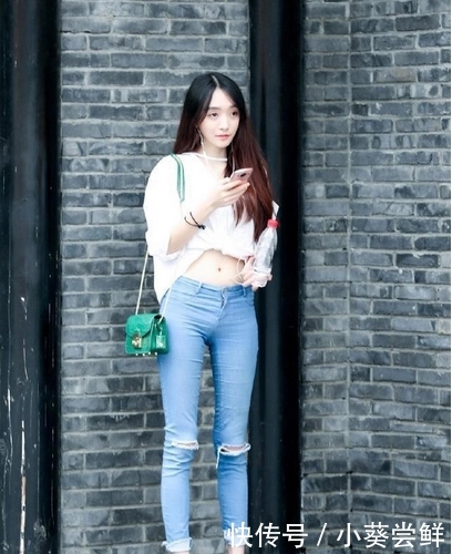 【更是】紧身牛仔裤展现性感的曲线美,更是彰显了你的女神品味