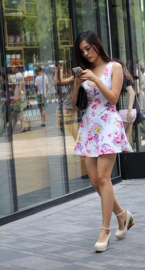 这位美女非常的优雅，其黑色长裙把她的身材衬托的非常的好！