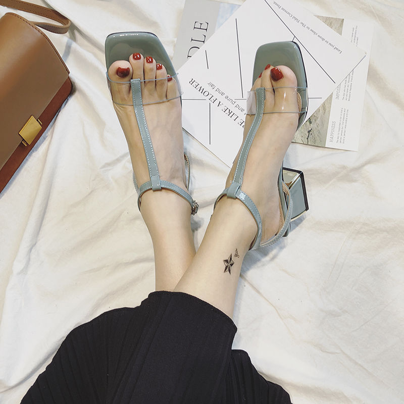 马蹄跟凉鞋真是懒人必备，上脚清爽，搭啥衣服都好看