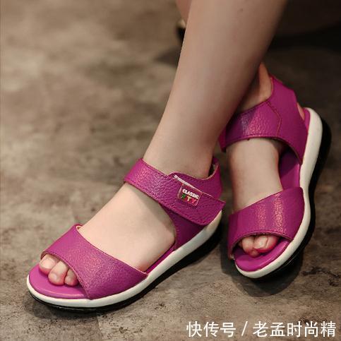 『贴心』一双凉鞋是妈妈贴心的礼物,让家里小公主的小脚丫更清爽舒适!
