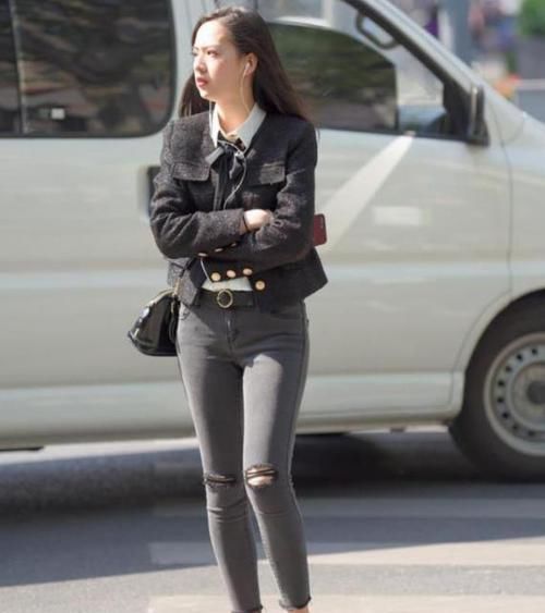  楚楚动人：街拍：楚楚动人的小姐姐，一件浅绿色上衣配牛仔热裤，青春靓丽范
