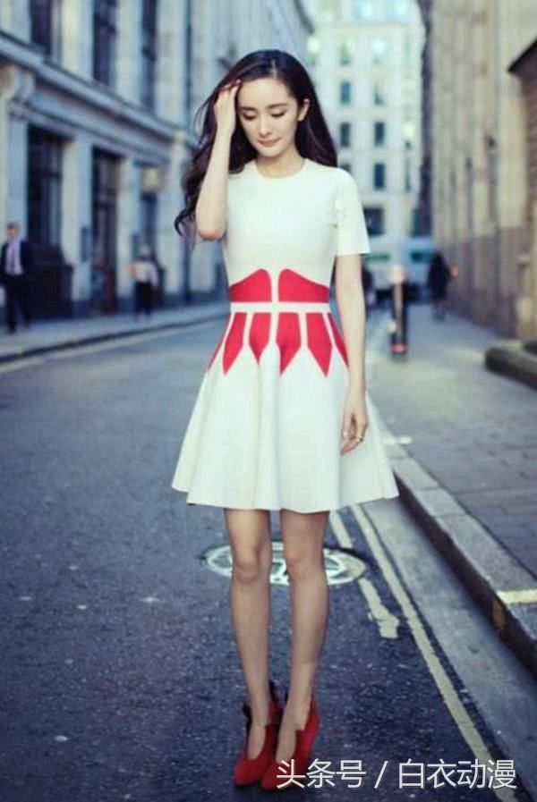 杨幂坐姿绝了，腿间间距不足2厘米，网友：她是怎么做到的