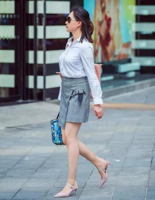  『美女』街拍：艳若桃李的美女，一件黑色背心配黑色休闲裤，时尚气质风范