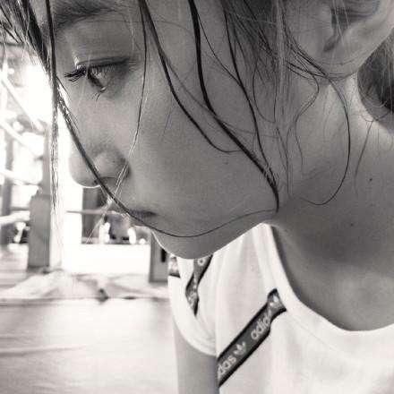 关晓彤素颜吓人，仍微博卖瓜自卖自夸，网友：坐等分手