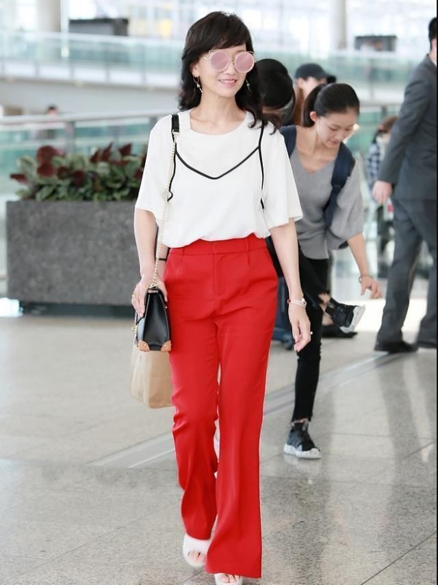 赵雅芝真疯狂！丝袜大红靴走机场，网友：20岁少女都不敢这么穿