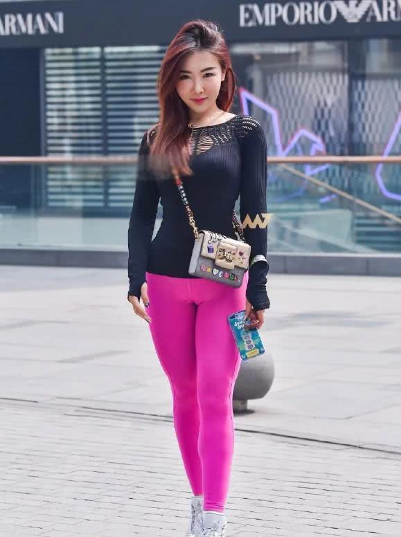 街拍：俊美有女人味的小姐姐，穿着大胆性感时尚很优秀！