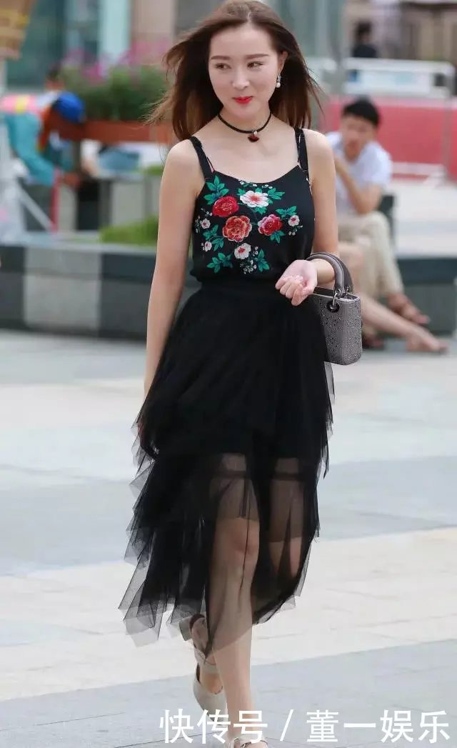 修身穿搭勾勒出玲珑有致的身材，细腻白皙的肌肤，尽显女神的青春