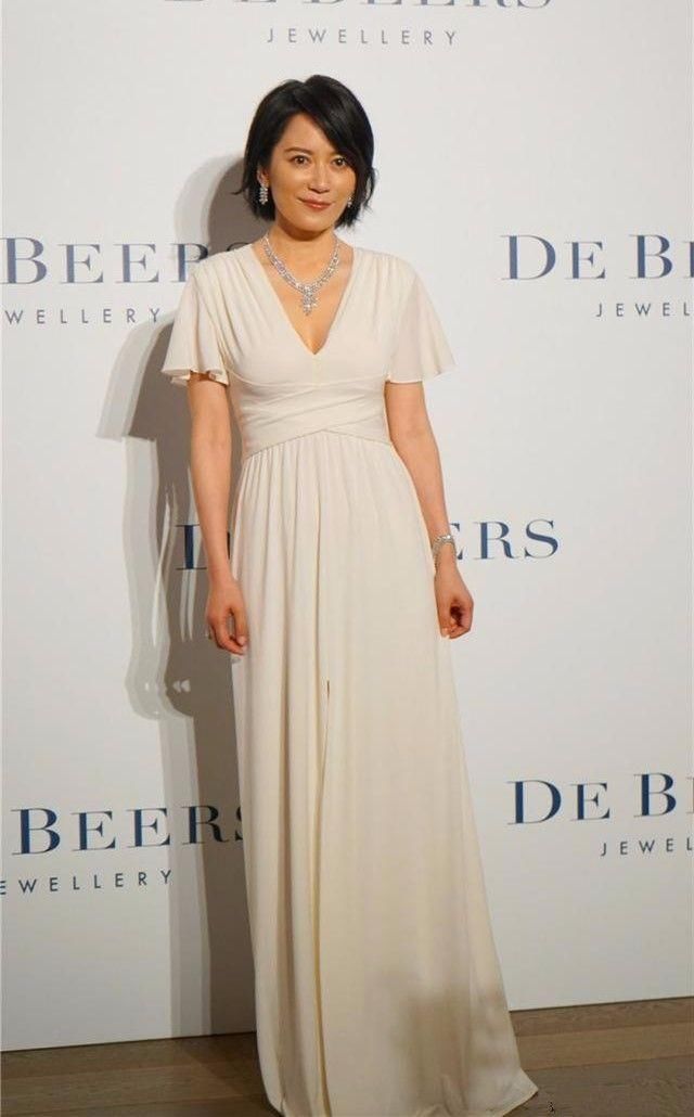 俞飞鸿相比其他女星，多了份自信的美，在张梓琳面前也不输!