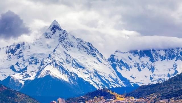 天堂向左,雨崩向右。不去天堂,就去雨崩