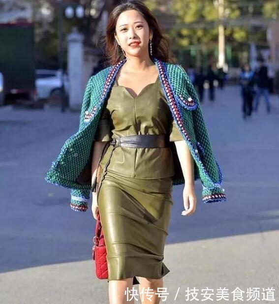『时髦』时尚街拍美女,图4穿的很时髦,但高跟不能怕冷