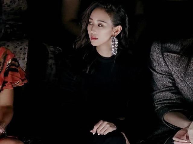 张钧蜜终于高调了一次，时装周穿性感连体装，真是美极了