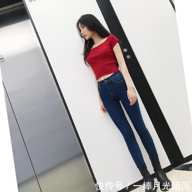 衬托出|紧身牛仔裤简单又经典,还能衬托出女性优雅甜美的气质