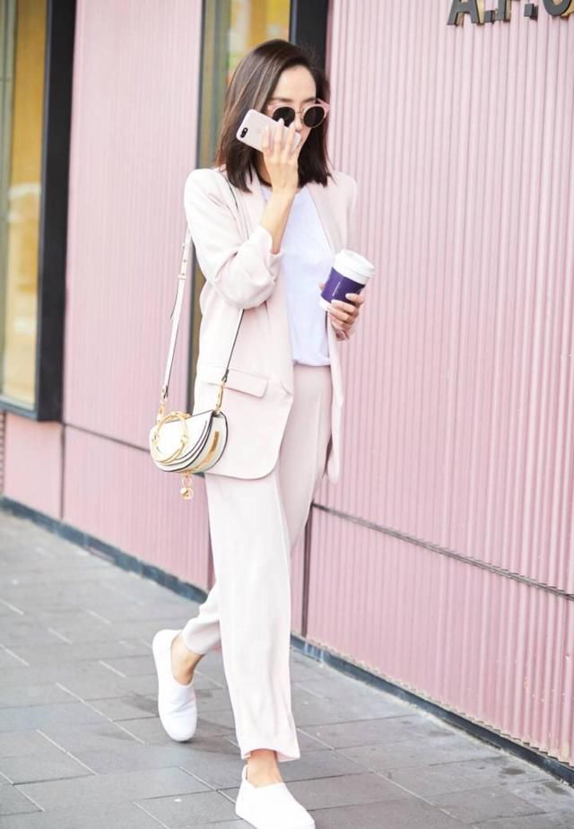 流行色之粉色，看王智凹西装，除了干练就剩美!
