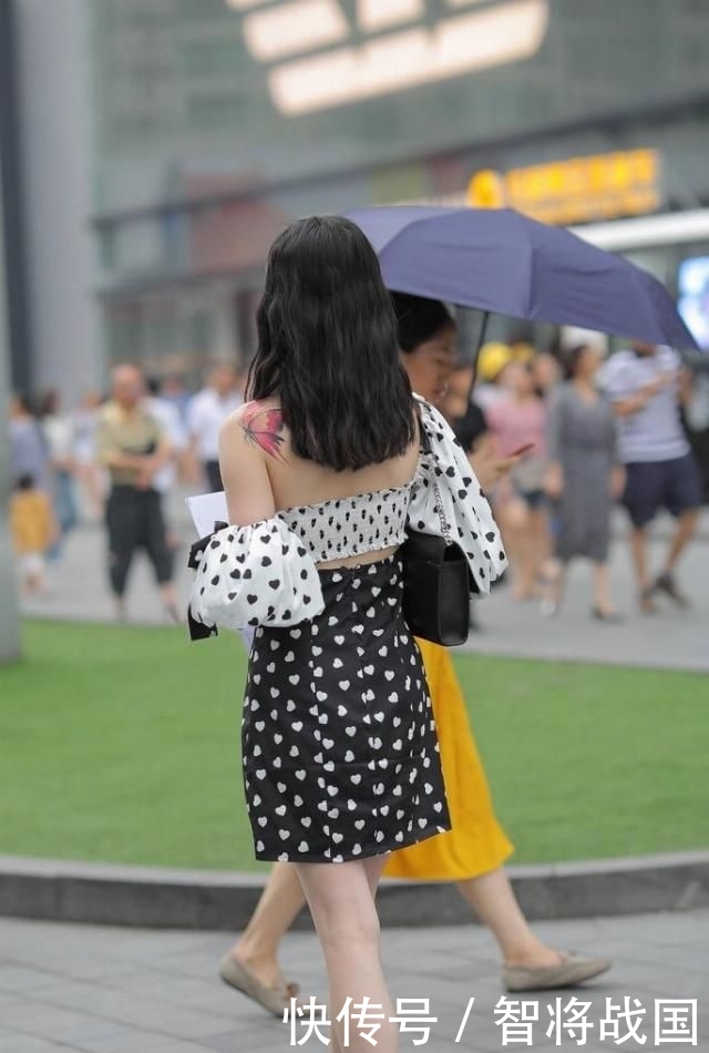  「美女」心形印花连衣裙搭配高跟凉鞋，美女展示深入到骨子里的性感