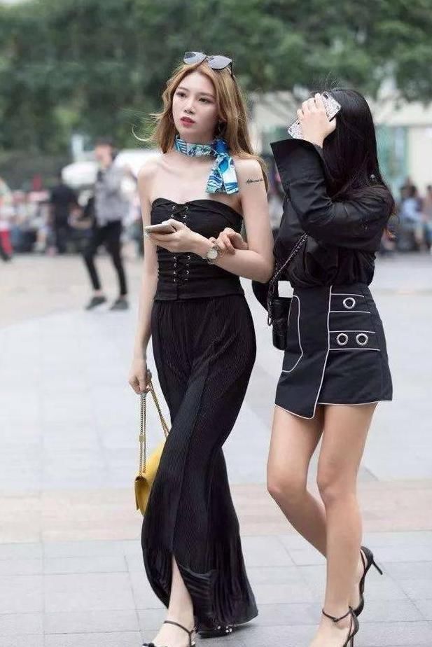 街拍：成熟女人学人穿紧身衣，演绎出无限的知性优雅!