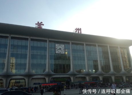  我国@我国一座火车站有错别字，就连小学生都知道，却一直没有改