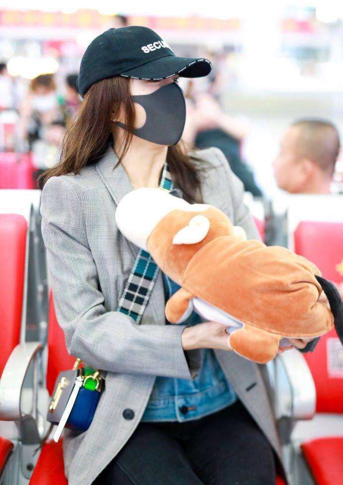 秦岚瘦成一条闪电, 这么紧的裤子也塞得下, 低头看看这腿缝太宽了